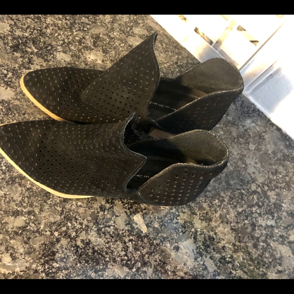 Steven Madden Black Booties Perforated 7.5 - Picture 4 of 5